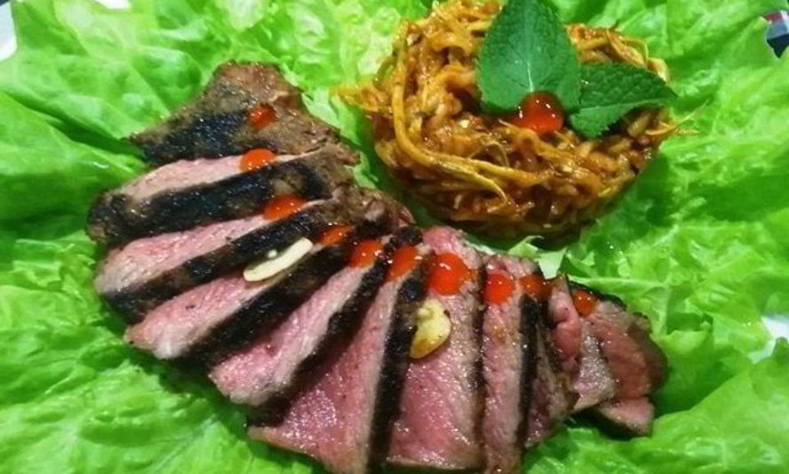 Рецепт стейк из говядины с лапшой из кабачка