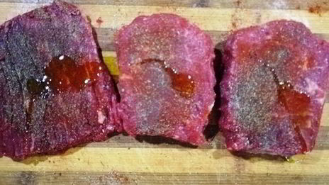 стейк из говядины с лапшой из кабачка