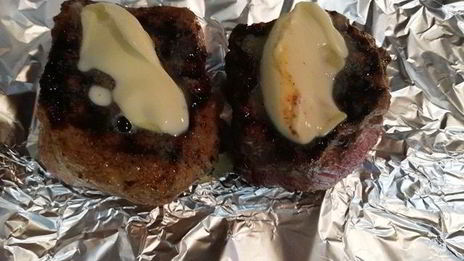 стейк из говядины с лапшой из кабачка