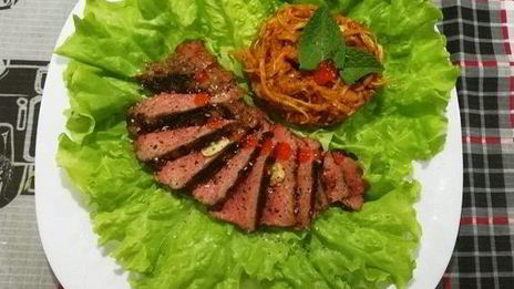 стейк из говядины с лапшой из кабачка