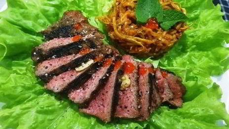 стейк из говядины с лапшой из кабачка