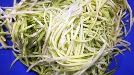 стейк из говядины с лапшой из кабачка