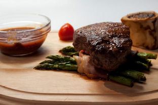 Стейк из говядины со спаржей