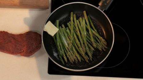 стейк из говядины со спаржей