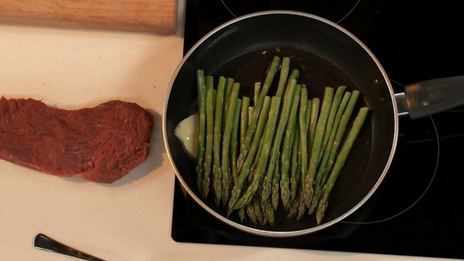 стейк из говядины со спаржей