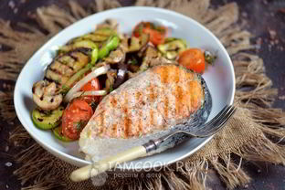 Стейк из лосося с овощами-гриль