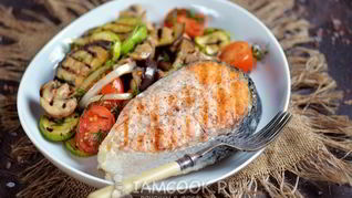 Стейк из лосося с овощами-гриль