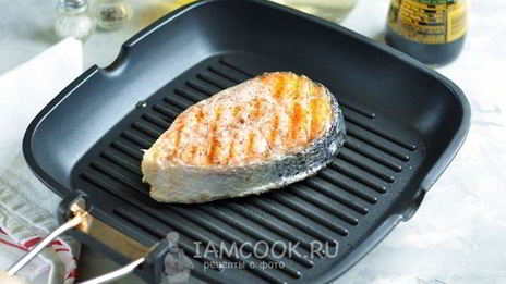 стейк из лосося с овощами-гриль