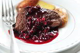 Стейк из оленины с клюквенным соусом