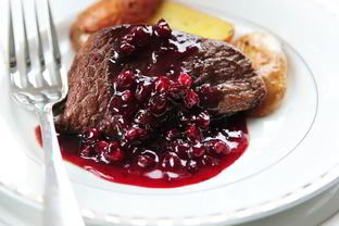 Стейк из оленины с клюквенным соусом