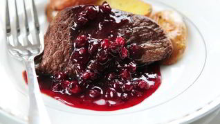 Стейк из оленины с клюквенным соусом