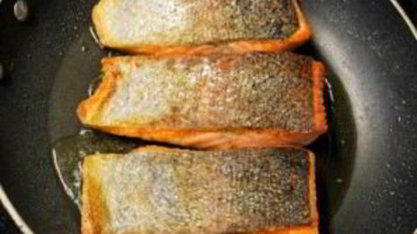 стейк из семги на сковороде