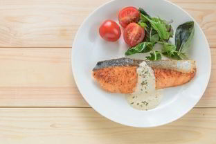 Стейк из семги с майонезным соусом чили