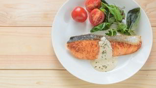 Стейк из семги с майонезным соусом чили