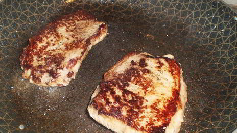 стейк из свинины на сковороде