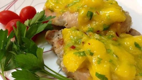 стейк из свинины под манговым соусом