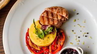 Стейк из свиной вырезки со смородиновым соусом