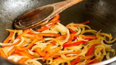 стейк из свиной вырезки со смородиновым соусом