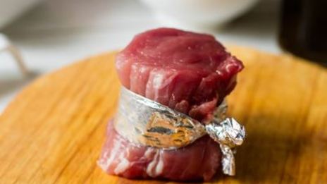 стейк из свиной вырезки со смородиновым соусом