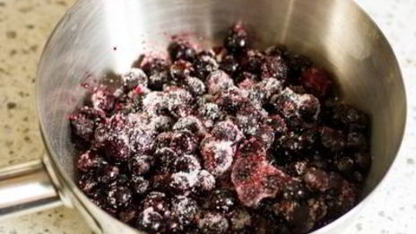 стейк из свиной вырезки со смородиновым соусом