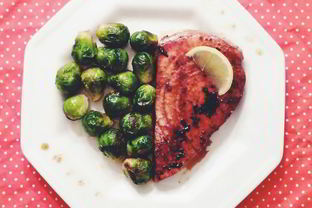 Стейк из тунца с гарниром из брюссельской капусты