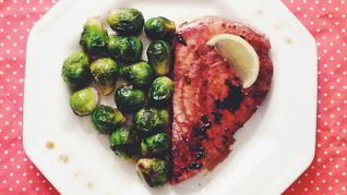 Стейк из тунца с гарниром из брюссельской капусты