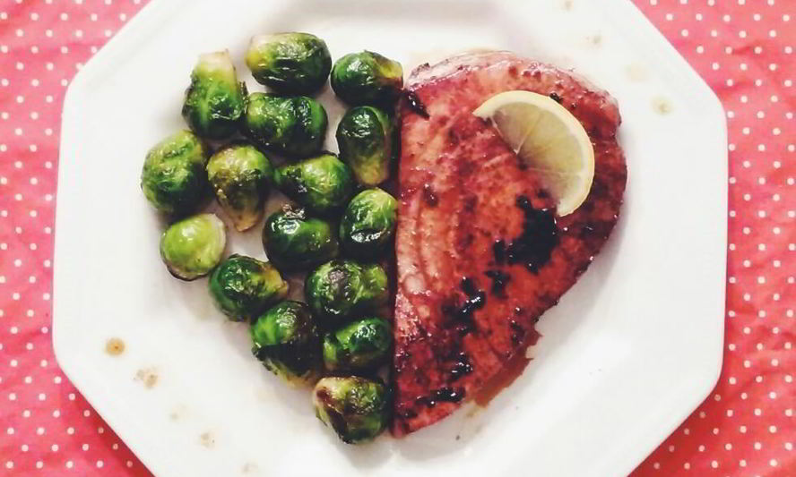 Рецепт стейк из тунца с гарниром из брюссельской капусты