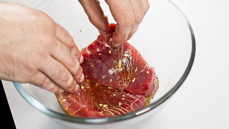 стейк из тунца с гарниром из брюссельской капусты