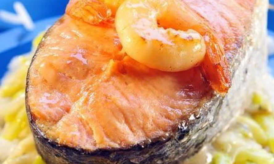 Рецепт стейк лосося с креветками на подушке из лука-порея