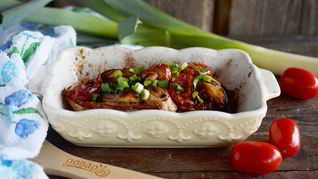 Стейк лосося, запеченный с помидорами черри