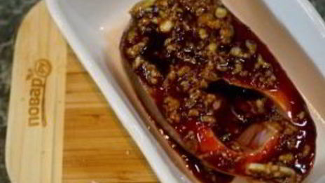 стейк лосося, запеченный с помидорами черри