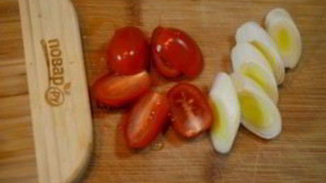 стейк лосося, запеченный с помидорами черри