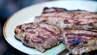 Стейк, маринованный в луковом соке