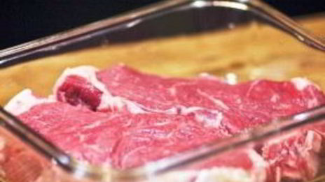 стейк, маринованный в луковом соке