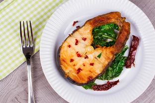 Стейк масляной рыбы на сковороде