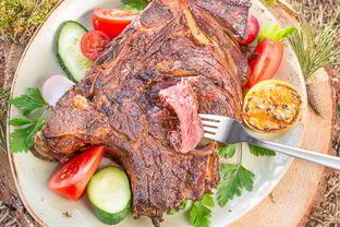 Стейк на косточке на углях