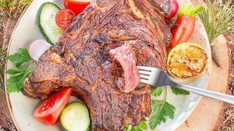 стейк на косточке на углях