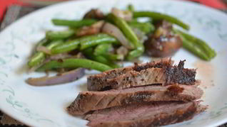 Стейк на сковороде