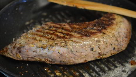 стейк на сковороде