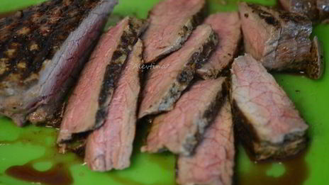 стейк на сковороде