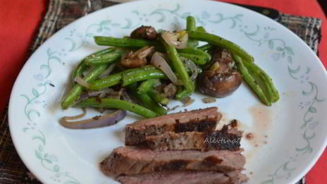 стейк на сковороде