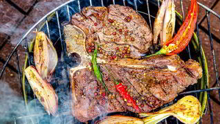 Стейк портерхаус на углях, с перечным соусом