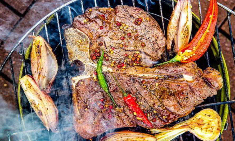 Рецепт стейк портерхаус на углях, с перечным соусом