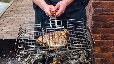 стейк портерхаус на углях, с перечным соусом