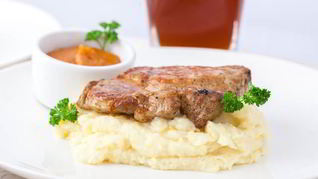 Стейк с фруктовым чатни и пюре