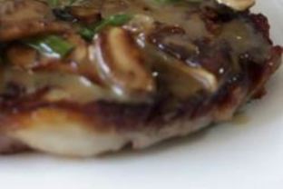 Стейк с грибным соусом