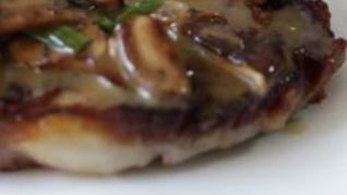 Стейк с грибным соусом