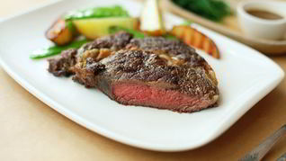 Стейк с картофелем и французским зеленым горошком на гриле