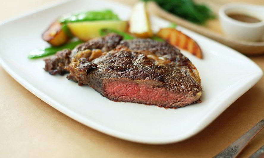 Рецепт стейк с картофелем и французским зеленым горошком на гриле