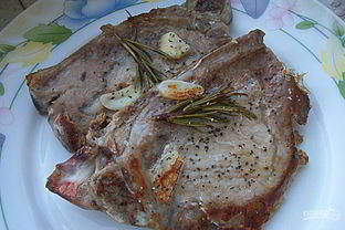 Стейк с розмарином на сковороде